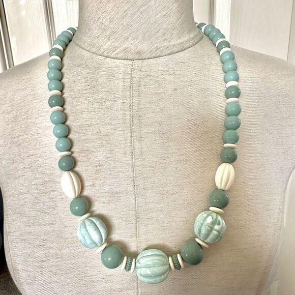 Avon vintage burst of spring green chunky beaded necklace - Picture 2 of 10